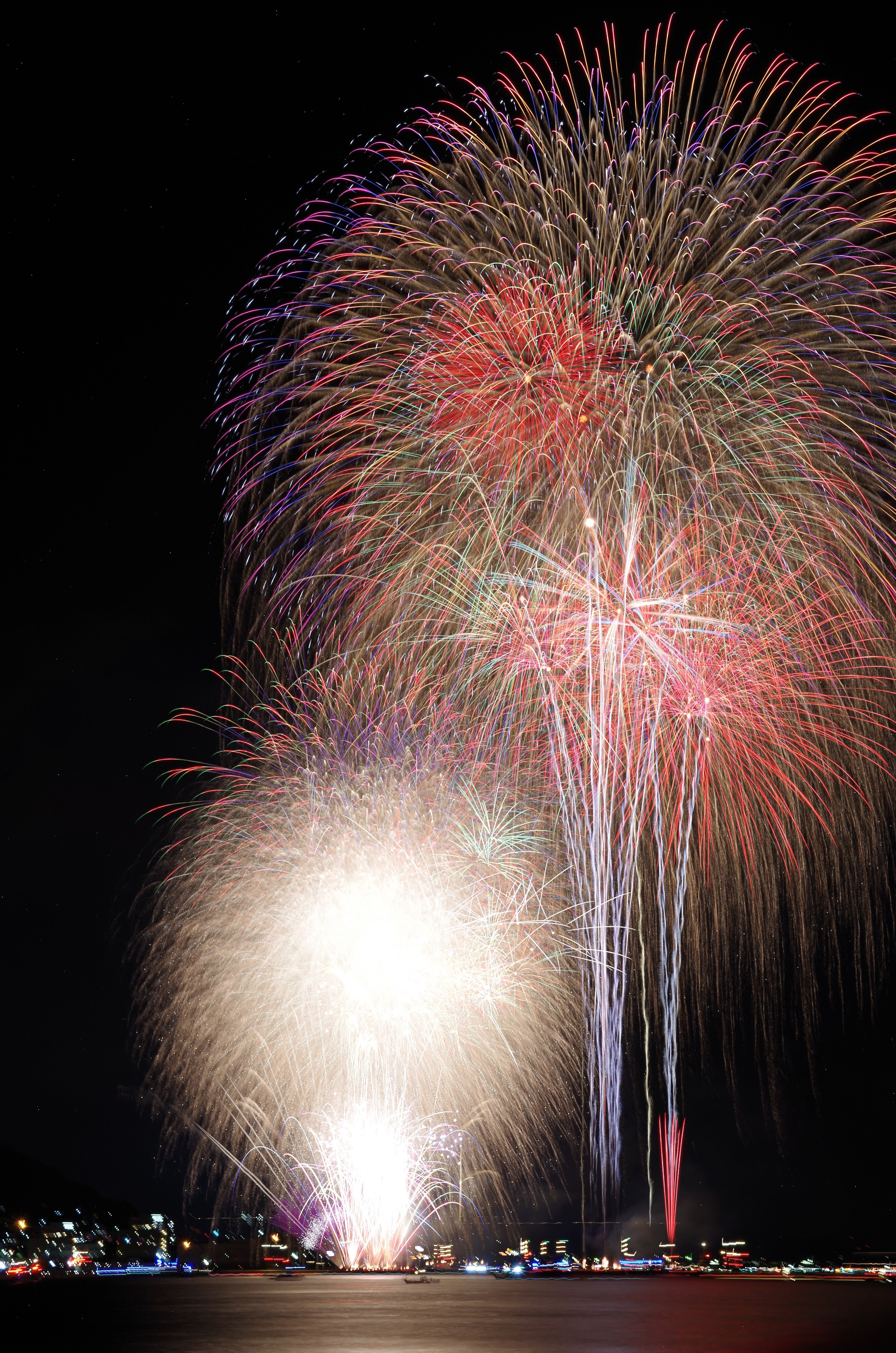 naoki_imada-fireworks-display-8195368.jpg